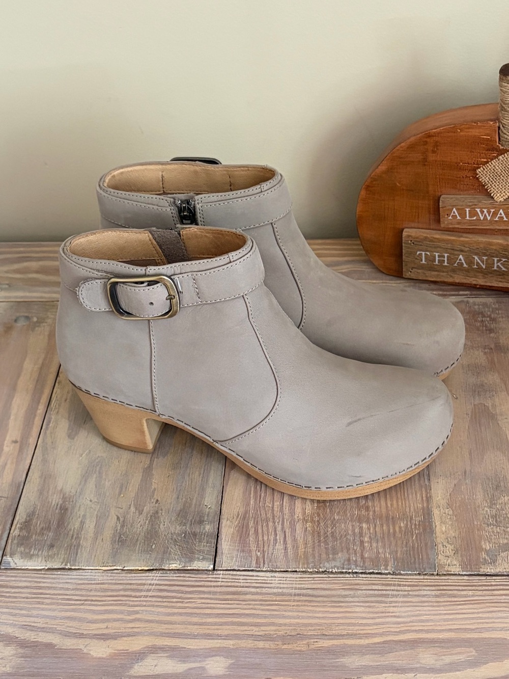 Dansko Taupe Autumn Leather Ankle Bootie 🧡🍂